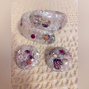 Vintage hinge bracelet and clip earrings clear lucite set